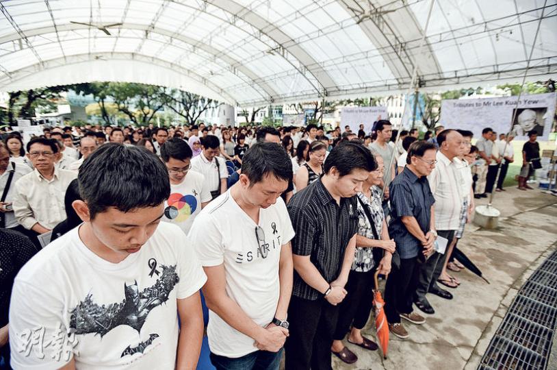 官方舉行悼念活動為名封閉了新加坡唯一合法的議政空間芳林公園,民眾昨日下午4時半左右出席公園內舉行的默哀儀式。(盧翊銘攝) 官方舉行悼念活動為名封閉了新加坡唯一合法的議政空間芳林公園,民眾昨日下午4時半左右出席公園內舉行的默哀儀式。(盧翊銘攝)