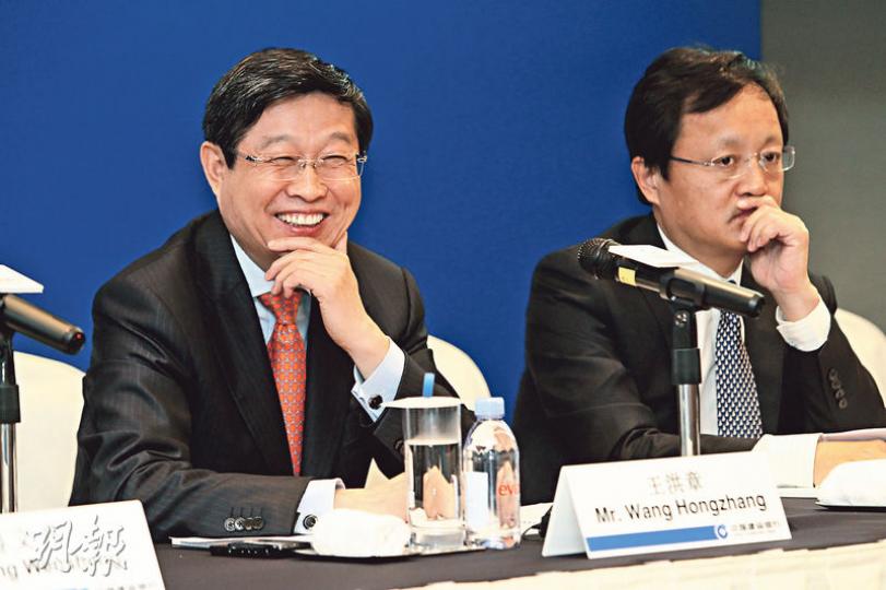 建行董事長王洪章（左）表示，過去充分撥備，加上雙位數利潤增長下，該行資本水平較高，相信不良貸款率可維持合理水平。右為副行長龐秀生。（林俊源攝）