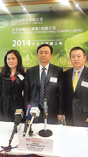 比亞迪發盈喜，預計今年首季盈利，比亞迪董事長王傳福（中）表示主要因為新能源車繼續保持強勁增長勢頭。（魏嘉儀攝）