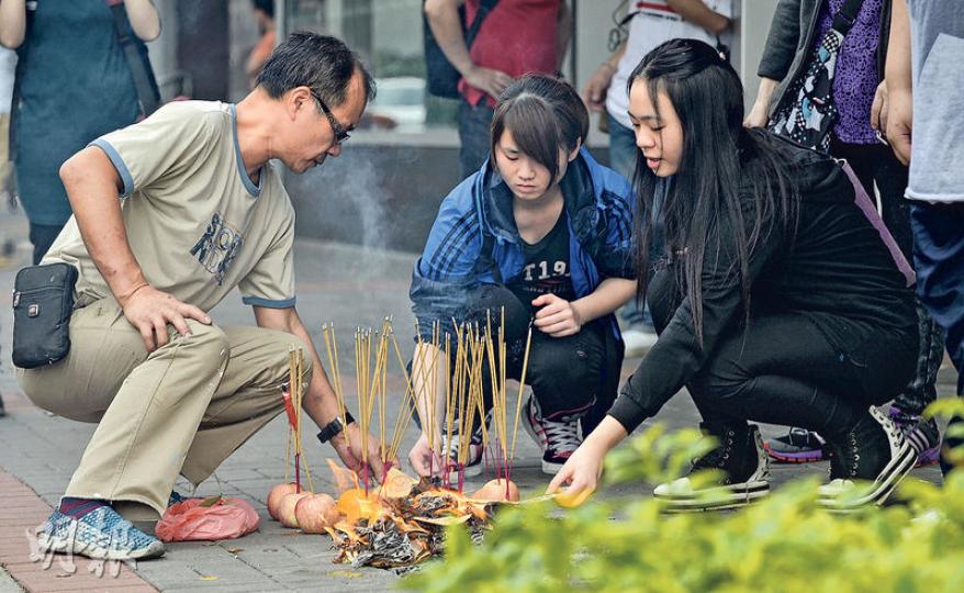 死者丈夫（左）與女兒昨午返回事發現場拜祭，在場上香及焚燒冥鏹後黯然離去。（余俊亮攝）42歲姓游小巴司機涉「危險駕駛導致他人死亡」被捕，帶上警車時拉起上衣掩臉，後獲准保釋。（衛永康攝）