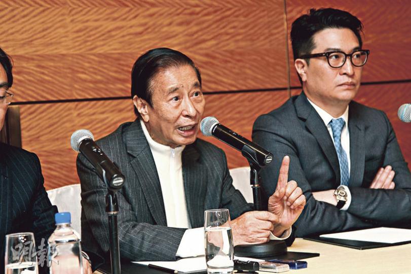 恒基地產主席李兆基（左）提出借落馬洲新田地段營建邊境購物城，昨明言不會就購物城前期投資2.5億元作出任何投入，亦會交第三方籌組基金租地、籌建及自負盈虧營運。（林俊源攝）