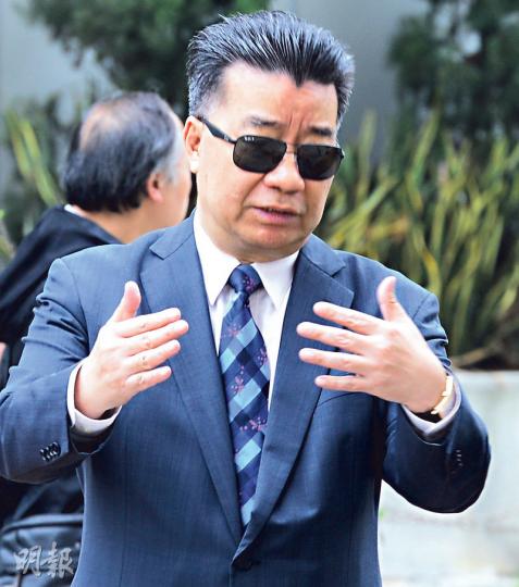 上月中因視網膜脫落而需要施手術的劉夢熊，獲法官批准於審訊期間在庭內佩戴太陽眼鏡。（劉焌陶攝）