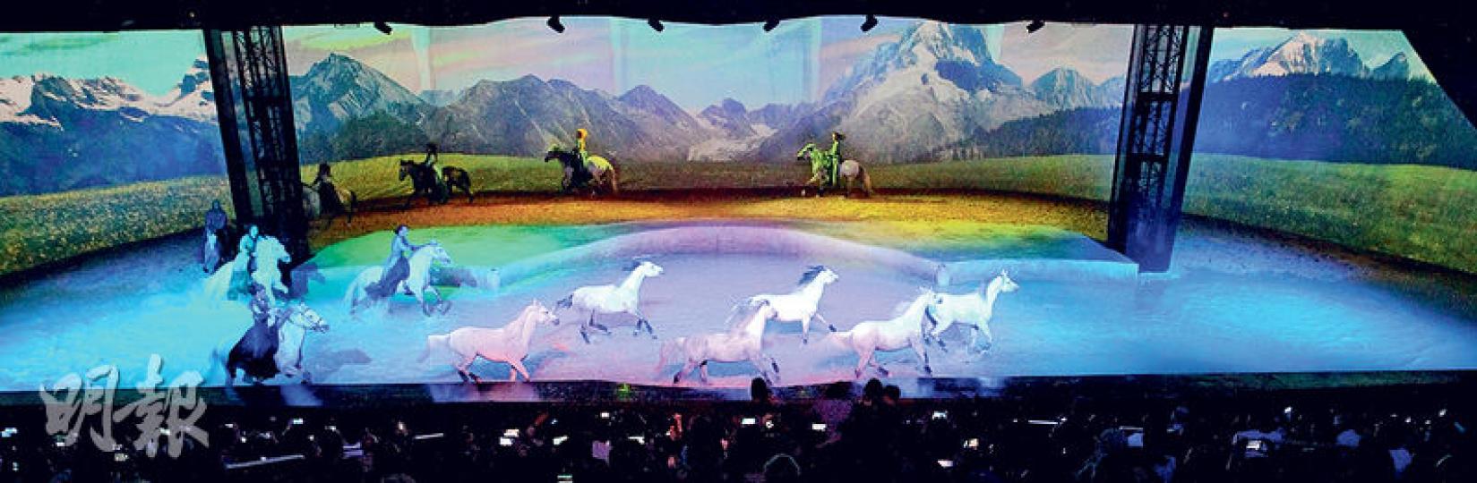 Cavalia馬術匯演最後一幕，沙池會被注水變成水池，50匹馬仲會逐一出場「曬冷」表演，配合唔同光影投射，恍如置身仙境。（林俊源攝）舞台與最前排觀眾距離不足兩米，部分表演觀眾幾乎掂到馬，現場感十足。（林俊源攝）