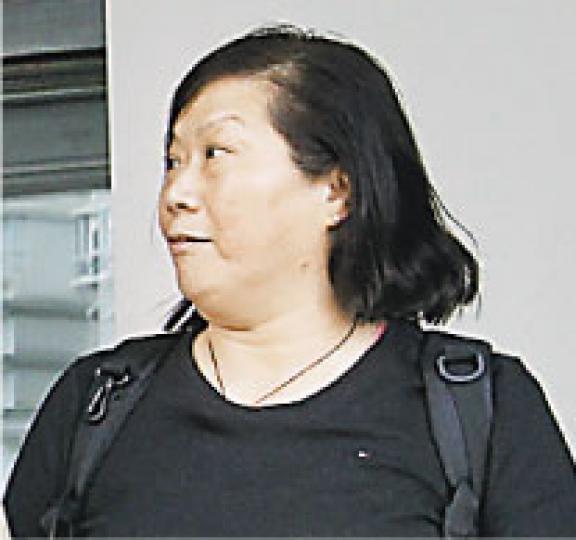 稱被許智峯襲擊的兩名保安員昨出庭作供，女保安員虞麗（圖）稱其右手無名指受傷。（李澤彤攝）民主黨中西區區議員許智峯（圖），否認襲擊兩名保安員。（李澤彤攝）