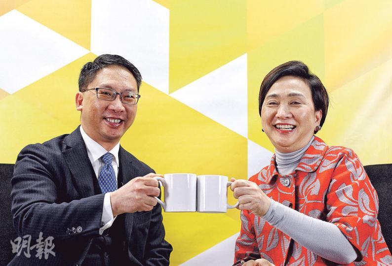律政司長袁國強（左）昨應邀出席民主黨主席劉慧卿（右）網台節目《議會內外》訪問談政改，劉在節目中重申人大常委8•31框架下，市民難以有真正選擇。袁國強說相信提委會屆時會按民意去提名候選人，「提委會成員不想被罵得狗血淋頭，他們亦希望可以繼續做下去」。（李澤彤攝）