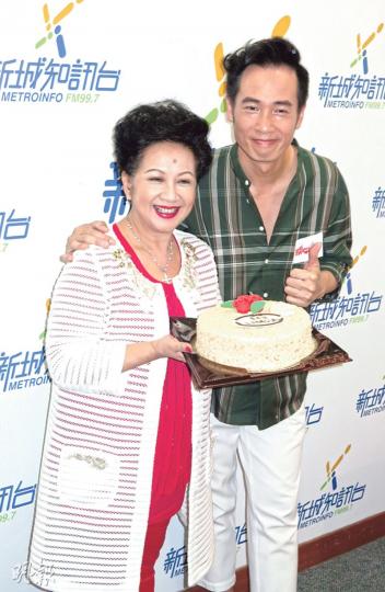 昨日是家燕姐65歲生日，陳豪特別帶生日蛋糕到直播室為她慶祝。（攝影/記者：楊安莉）