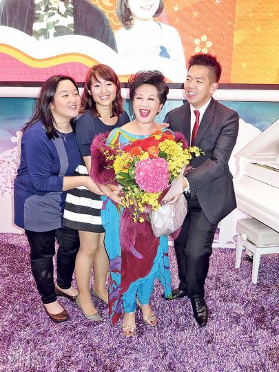 三個仔女送上鮮花，令壽星薛家燕笑不攏嘴。（攝影/記者：楊安莉）