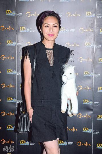 楊千嬅指兒子Torres特別喜歡馬和長頸鹿。（攝影：孫華中）林嘉欣暫未允許兩個囡囡養寵物。（攝影：孫華中）羅康瑞（左起）、朱玲玲、葉蒨文及林子祥兩對夫婦好友約埋欣賞大型匯演。（攝影：孫華中）甘比做廿四孝媽咪，帶子女睇騷當親子活動。（攝影：孫華中）