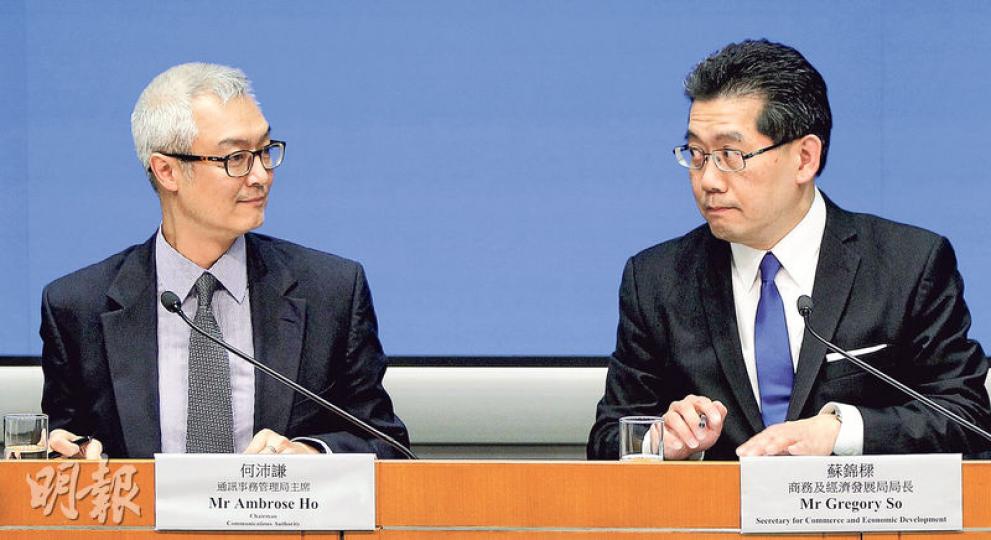 行政會議決定對亞視不予續牌，商務及經濟發展局長蘇錦樑（右）、通訊事務管理局主席何沛謙（左）召開記者會解釋決定及應變安排，蘇錦樑說，今次是香港廣播史上行會首次決定不為現有廣播機構續期，過渡期內觀眾在免費電視節目的選擇將減少。 （李澤彤攝）特首會同行政會議昨日決定不續牌給亞洲電視，亞視透過聲明稱會以法律處理事件。昨日黃昏，有亞視保安將香港區旗、國旗及亞視旗幟降下，有下班員工稱感到前路茫茫。（梁榮達攝）