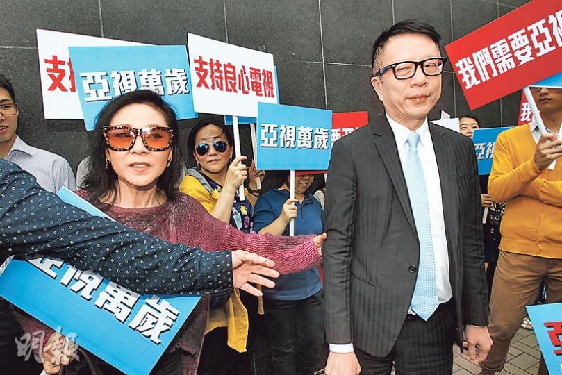 10多名亞洲會成員昨日到特首辦外請願，各人手持「支持良心」電視標語牌，支持亞視續牌，亞視執行董事葉家寶（右前）亦在場，但政府昨日最終宣布亞視不獲續牌。左為息影藝人魏秋樺。（李紹昌攝）亞視新聞部副採主陳國揚形容，亞視員工的心情一直如坐過山車，由去年11月至今都如是，被問何時「坐完」，陳表示「難講」。（梁榮達攝）亞視不獲續牌、面臨倒閉甚至清盤，亞視逾600名員工亦隨時失業，有員工承認已謀定後路，亦有人希望利用最後一年時間製作破格節目。圖為亞視員工昨傍晚下班，乘員工小巴離開。（劉焌陶攝）