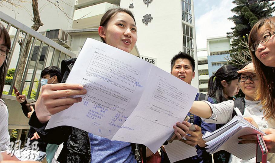 陳同學（前）很開心必答題沒有政治題，認為政治題較難答，很難答得好又不偏頗，通識教育很主觀，要保持中立才可獲高分，（政治題）能避就最好避。新聞自由雖然重要，但害怕答案被認為偏頗，所以最後選答較有把握的標準工時題。（李澤彤攝）謝同學：自己不擅長政治題，因對政治冷感，模擬考試中政治題「炒咗」，所以沒有政治題後覺得簡單。他回答記者提問時才發現看漏必答題第3題（關於內地客赴外國旅行的不文明行為），稱其實自己平時有多看新聞，很熟悉該問題。（李澤彤攝）李同學：在卷二選答新聞自由題，因補習社貼中題，自己試前有溫