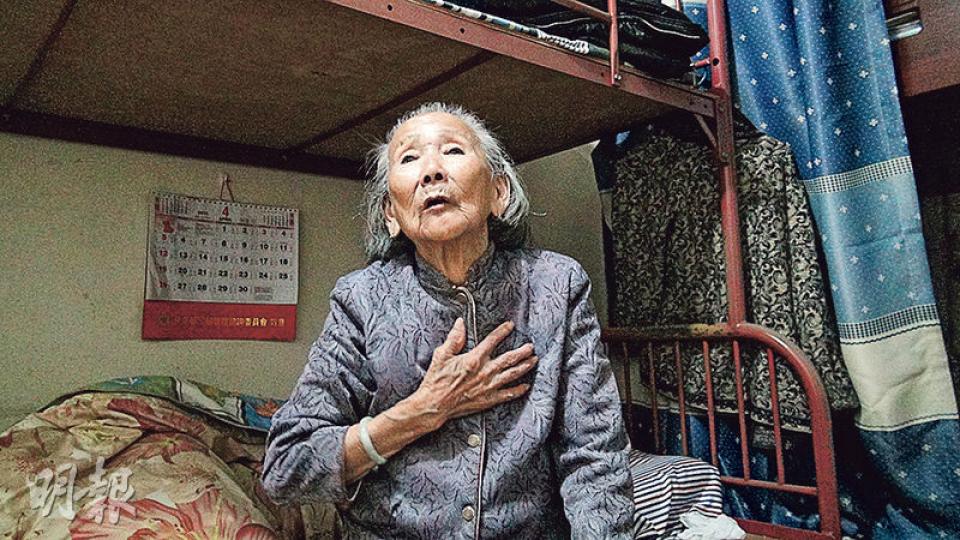 屈婆婆講述被「跌錢黨」搶劫經過，指失去整個月綜援金後，本月不知如何過活，連食物亦不足。　（林智傑攝）