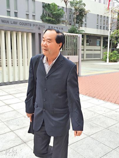 山水畫家利乙鋒（圖）去年乘國泰航班從新加坡返港期間，在機上涉嫌用杯擲向空姐，昨於荃灣裁判法院受審。（黃建邦攝）