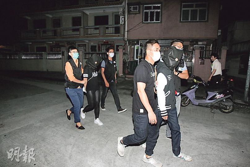 17歲情侶疑為搵快錢全職販毒，昨午同被警方拘捕，蒙頭帶署。（伍浦鋒攝）