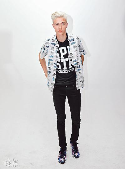 Lucky Blue Smith昨日接受本報記者訪問，他盛讚香港，承諾他日必定重遊。（攝影/記者：蘇珮欣）（攝影/記者：蘇珮欣）Lucky Blue Smith前日到旺角掃貨，被大批粉絲包圍。（攝影/記者：蘇珮欣）