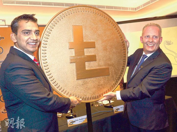 LEOcoin的交易平台，昨在香港宣布公開運作，旗下電商將於6月開幕，買賣以LEOcoin結算，每次交易向商戶抽佣1%，該筆佣金為其主要收入來源。圖為LEO 創辦人Dan Andersson（右）及 Atif Kamran（左）。（劉焌陶攝）
