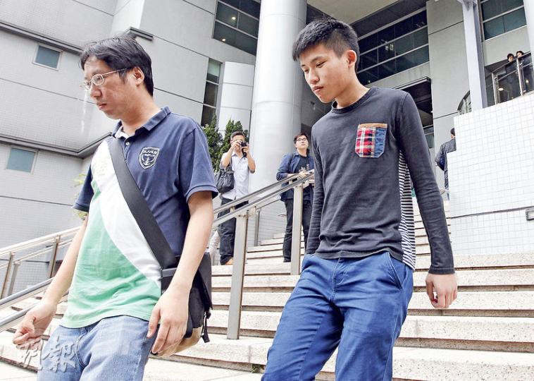 17歲學生何柏熙（右）被指去年在已被清場的旺角佔領區拳打警員嘴部，審訊後昨被裁定襲警罪不成立並獲賠訟費。何於親人陪同下離開法院，表示「多謝（辯方）證人」，但拒絕回應會否投訴案中警員。（李澤彤攝）