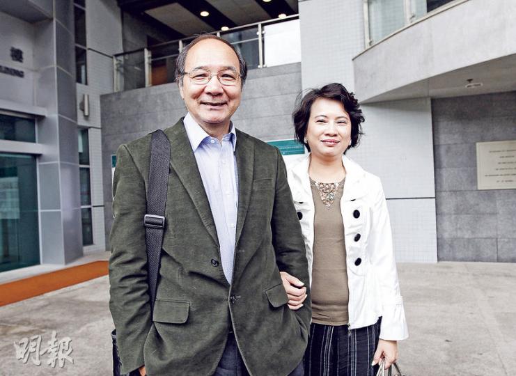 家住屯門的退休廠商楊翠萍（右），昨偕同丈夫（左）到法院旁聽裁決。她在庭外稱對裁決感到非常開心，「見人被屈唔出聲，點過意得去？」；並呼籲「希望以後多啲人挺身而出，伸張公義」。（李澤彤攝）