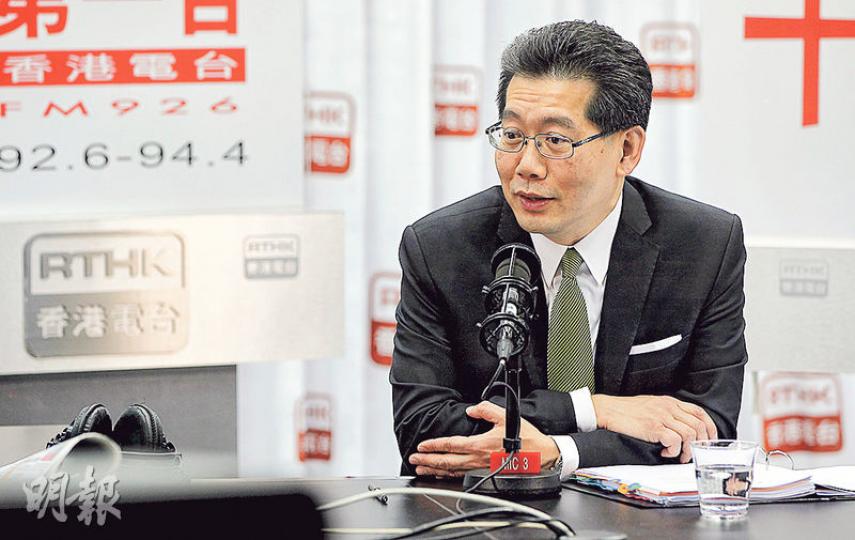 政府被批評未提出優先讓新免費電視台申請亞視現有頻譜，令大氣電波隨時出現「空窗期」，蘇錦樑昨回應時解釋，電視台不獲續牌乃史上首例，故當局要「再睇睇」。（李澤彤攝）