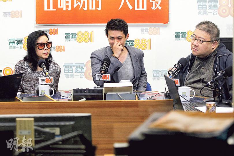亞視前執行董事盛品儒（中）昨出席商台節目時說，不獲續牌是意料之內。圖左為亞洲會主席魏秋樺，右為亞視藝人劉錫賢。（李澤彤攝）
