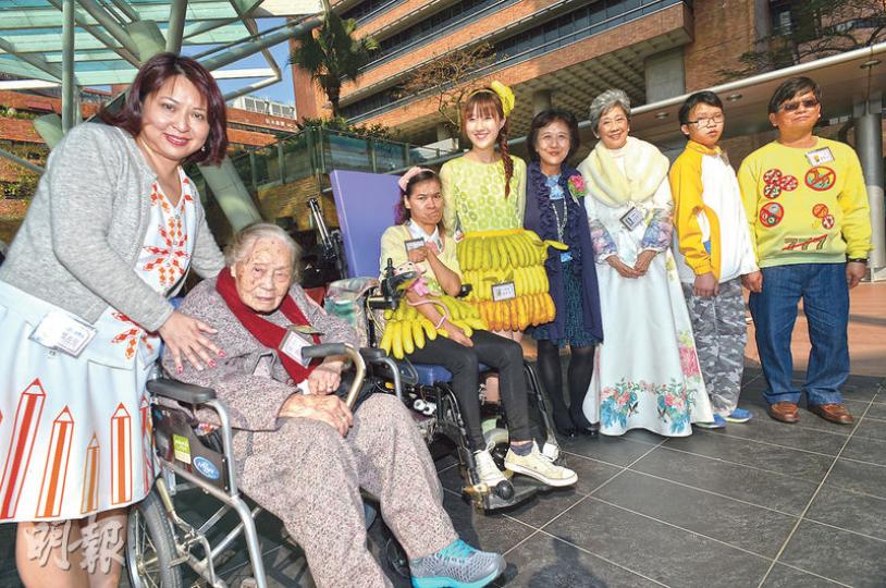 理大上周六舉辦「展才設計」嘉獎禮，展出25套由學生協助製作、長者或殘疾人士設計給自己或家人的服飾，包括年屆104歲的高綺雲（左二）、黃潤兒（左三）、文慕賢（右三）和葉智新（右二），設計者或家人當日穿上這些服飾「行天橋」。（葉家豪攝）