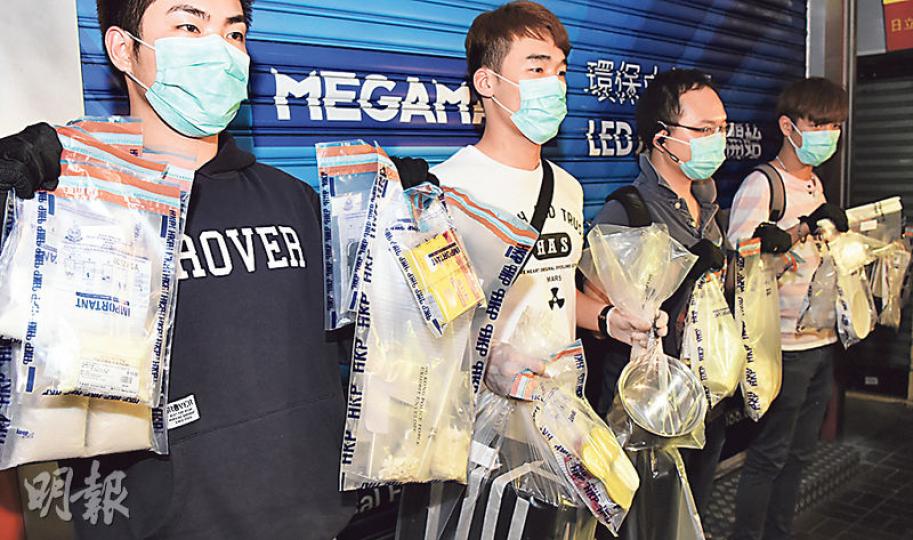 西九龍總區特別職務隊人員展示行動中檢獲的毒品及涉案工具，包括鋼煲等家居廚具，相信是用作製毒。（蔡方山攝） 菲婦涉嫌自學為毒品加工被捕， 因肥胖腹部隆起，一度被誤會懷孕。（蔡方山攝）