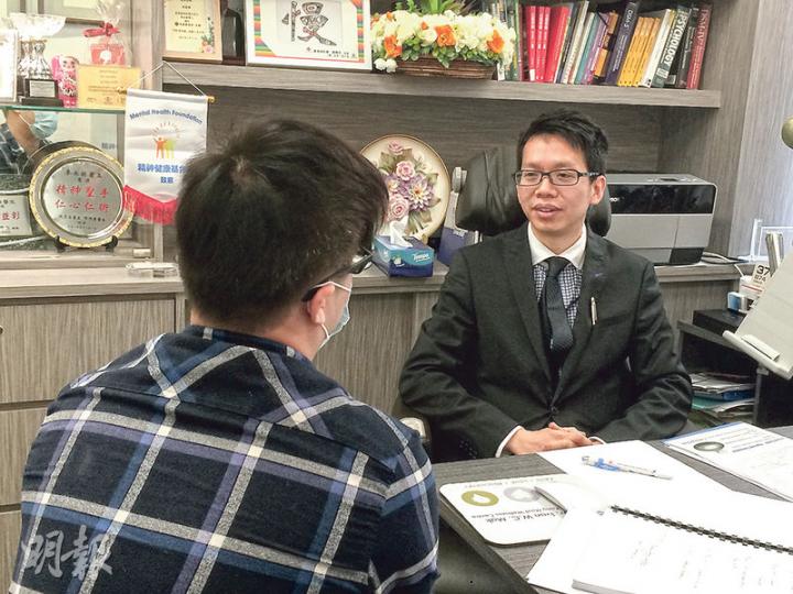 25歲的李先生（化名，左）從小冒失衝動，曾試過被上司批評後講粗口回嘴，後來才確診是「專注力失調及過度活躍症」（ADHD），右為其主診醫生、精神科專科醫生麥永接。（梁杏怡攝）