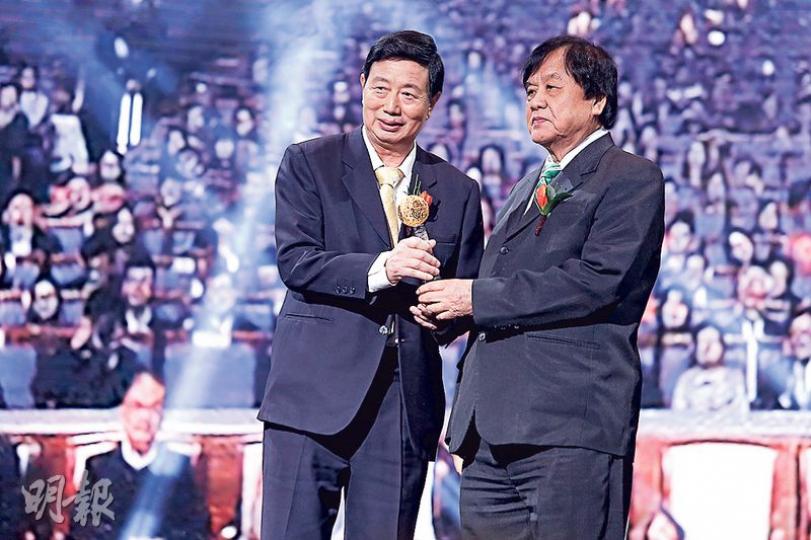 世界華文媒體集團執行主席丹斯里拿督張曉卿爵士（右）昨日在北京舉行的第九屆「影響世界華人盛典」頒獎禮上，頒獎予木球運動創始人、國際木球總會會長翁明輝（左）。（明報記者攝）