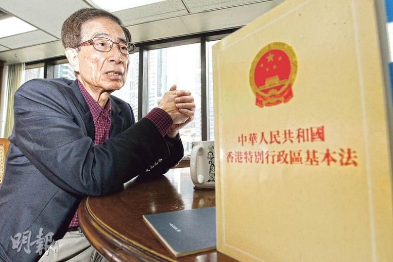 兩會期間，人大政協提倡加強《基本法》教育，李柱銘質疑，他們「根本知道現在『唔掂』，但又不敢將真的說話說出來，反而賴香港人不熟基本法，其實這班人正正不熟基本法。」（李紹昌攝）譚耀宗支持加強《基本法》教育，又稱建制派經常與全國人大法工委主任喬曉陽見面，對方能令他們多了背景資料參考，對基本法條文更認識，故建議多邀請內地專家來交流。（葉家豪攝）