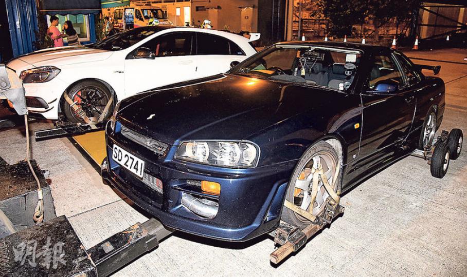 警方在全港展開反非法賽車行動，把涉嫌違法改裝的車輛拖走作進一步調查。（蔡方山攝）