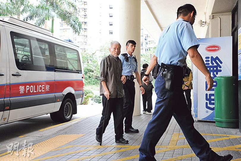 37歲前空少在啟田邨吊頸身亡，其父親（左）撐着拐杖到醫院了解。（衛永康攝）