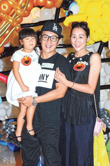 陳浩民與老婆蔣麗莎帶大女睇音樂劇。（攝影：鍾偉茵）洪天明與囝囝大仁著親子裝現身，跟Elmo合照。（攝影：鍾偉茵）
