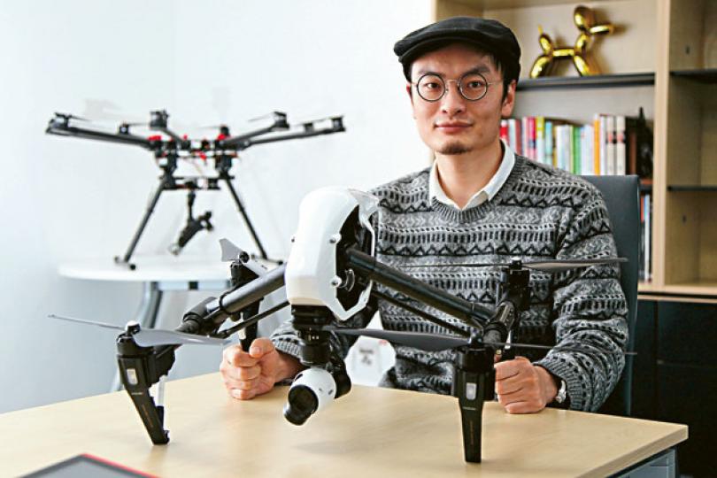 無人駕駛直升機公司大疆創辦人汪滔表示，當年在香港科技大學畢業後，決定北上創業，是因公司剛起步，付不起香港的高昂人工成本，以及難找科技、工程基礎型人才。（林俊源攝）