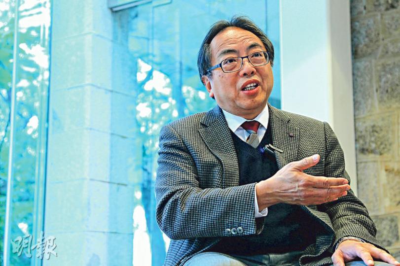香港大學前校長徐立之指出，香港產業向金融業傾斜，令志在科研的學生感前無去路，以致轉投金融界，若未來人才單一化，會限制香港未來發展及競爭力，減絕自己的前途。（林俊源攝）