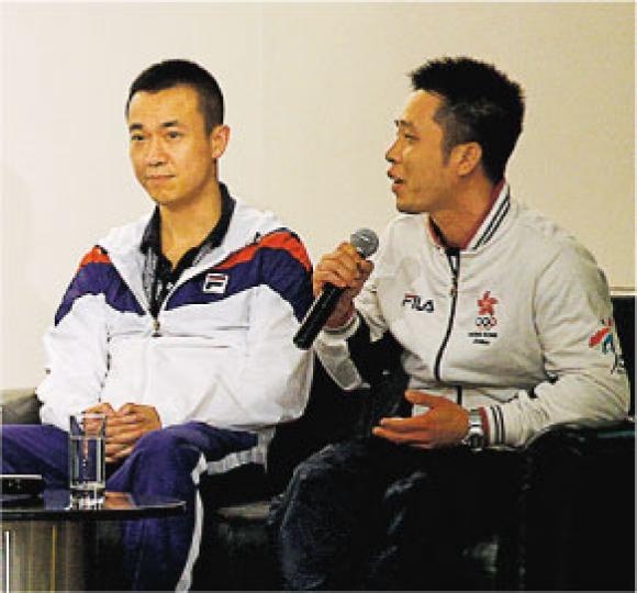 基本法研討會安排青年與奧運乒乓球男雙銀牌得主李靜（左）和高禮澤（右）等對談。（李紹昌攝）