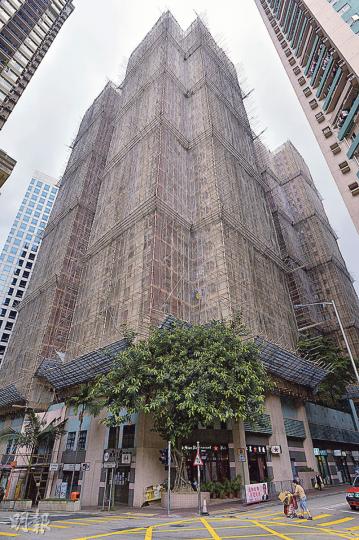 房協居屋健康村二期早前因外牆紙皮石剝落，展開外牆維修工程，預料下月底前完成，房協願意分擔工程費及提出5年保養期，但業主擔心5年後一旦出事，他們須獨力承擔責任。（余俊亮攝）健康村二期大堂張貼特別業主大會的通知及補充資料，列出房協提出和解協議的主要條款，不論居民或訪客都可看到協議的建議條款，但正式的文本為保密協議，只派發予住戶。（明報記者攝）