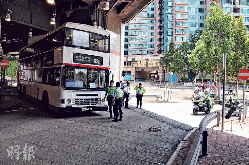 89D九巴在讓路位撞倒過路老翁，傷者送院後不治，現場遺下拖鞋及血漬（圖右下），警員到場調查。 （賴俊傑攝）巴士車頭撞倒過路老翁，擋風玻璃出現裂紋，警員在場拍照存檔及蒐集證據。（賴俊傑攝）