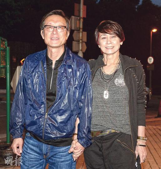 劉偉強與太太手拖手抵達派對場地，認真恩愛！（攝影：劉永銳）黃秋生搞笑指着以《賭城風雲ll》二次創作的《生日風雲ll》海報合照。（攝影：劉永銳）成龍與曾志偉結伴前來祝賀劉偉強。（攝影：劉永銳）曾國祥與女友王敏奕拍住拖現身。（攝影：劉永銳）王晶跟女兒王子涵一起賀劉偉強，任達華更空運兩支意大利購入的1970年美酒作賀禮。（攝影：劉永銳）張達明帶囡囡參加生日派對兼開眼界。（攝影：劉永銳）