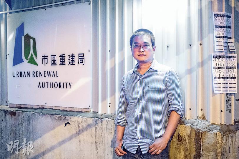 自救達人陳允中（葉家豪攝）圖上半部分為五年前馬頭圍道唐樓倒塌位置，現為重建地盤，下半部分為春田街畍R志街發展項目。（葉家豪攝）春田街畍R志街發展項目，與馬頭圍道一街之隔，市建局預計工程將於2023-2024年落成，陳允中希望能協助該區居民做到「原址安置」，保留社區網絡。（葉家豪攝）