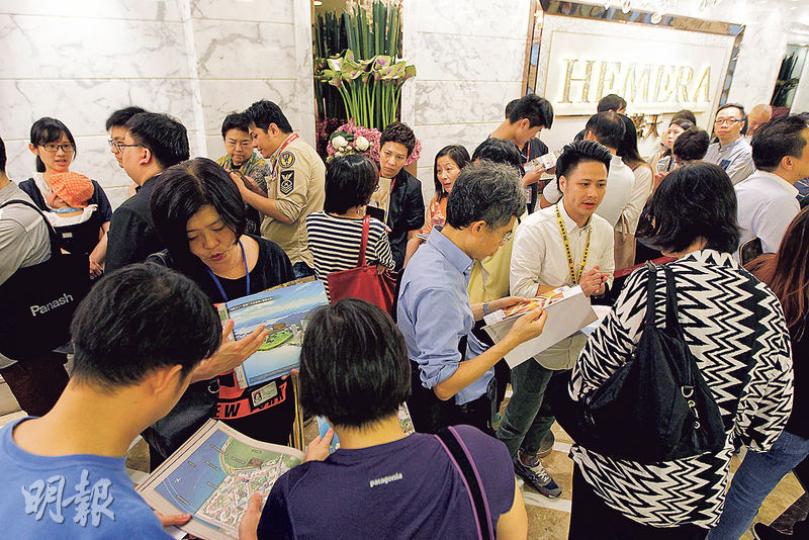 長實執行董事趙國雄稱，緻藍天暫售740伙，昨日原價加推398伙，3房入場價為590.4萬元。圖為新盤示範單位外，昨日雖為清明假期但仍有參觀人士的排隊人龍。（李澤彤攝）