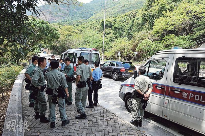 警方、民安隊及政府飛行服務隊昨日在淺水灣一帶陸空搜索失蹤老翁，但至入黑仍未有發現。（衛永康攝）