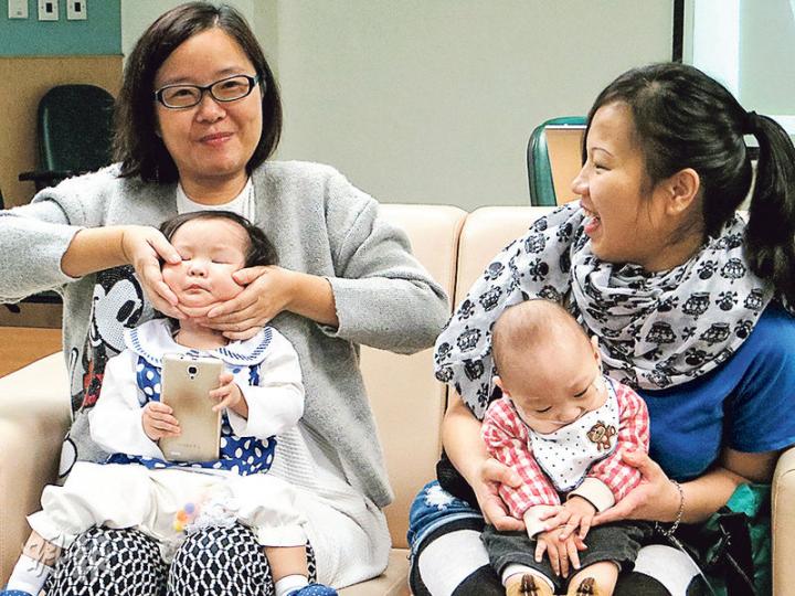 黃太示範如何替患阻塞性支氣管炎的女兒梓彤按摩口部肌肉，助其減低口部對奶樽及食物等的敏感度。（陳倢朗攝）張太（中間藍衣者）因其早產兒子小生難以進食，一度不知怎辦致抑鬱，幸得屯門醫院言語治療師麥錦和（右）幫助，令小生有改善。左為黃太，其女梓彤也因阻塞性支氣管炎有進食問題，跟從治療師的建議後，情况有改善。（陳倢朗攝）