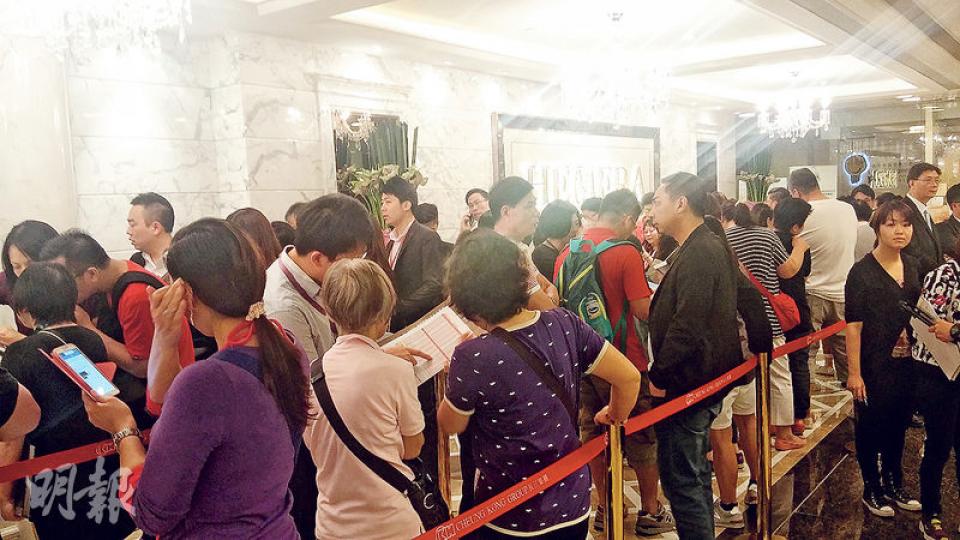長和牽頭發展的日出康城緻藍天旺勢持續，市場消息指連同「復活票」，加推398伙已累收逾2000個認購登記，超額逾4倍。（李宛婷攝）