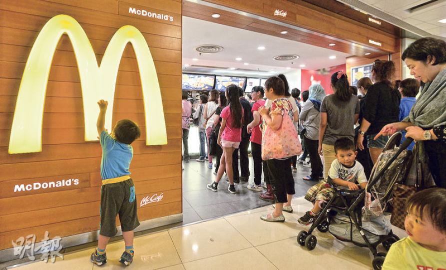 落戶沙田新城市廣場逾30年的麥當勞曾是全球十大最繁忙分店之一，該店將於本月15日結業，昨午有大批食客光顧，人龍排到店外。有食客指該分店經常「排長龍」，沒想過會結業。（余俊亮攝）