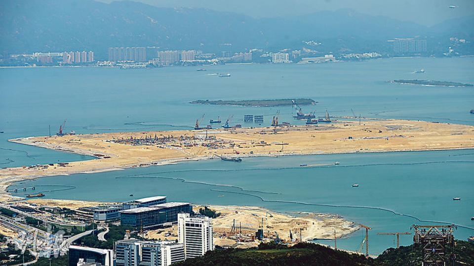 大嶼山一帶將有多項填海工程上馬，現正進行港珠澳大橋香港口岸人工島填海工程（圖），其後有規模最大的三跑人工島、屯門龍鼓灘以及欣澳小蠔灣填海，勢必推高填海工程成本。（葉家豪攝）