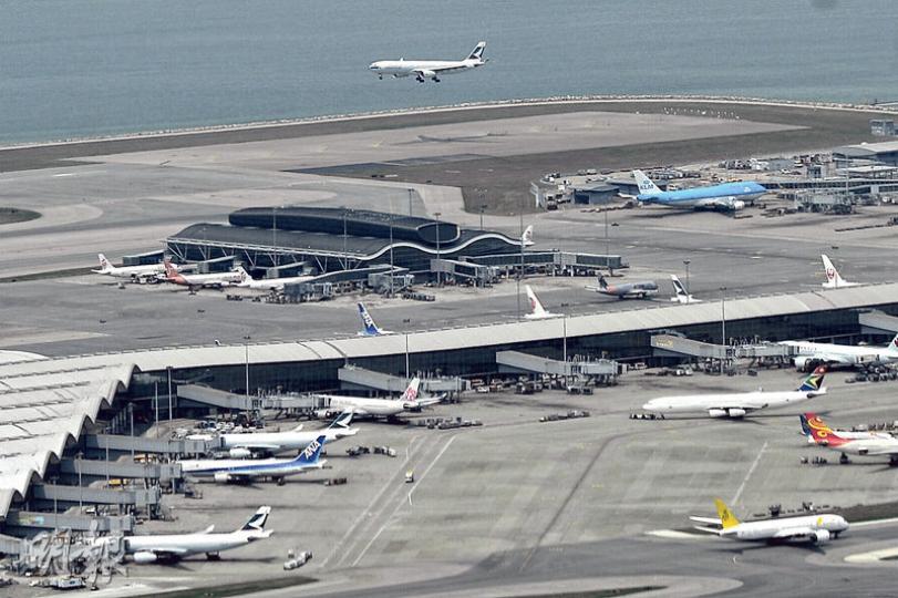 機管局多次表示，現時機場雙跑道系統，將於今年內提升至每小時處理68班航機的極限，有需要增建第三條跑道。（葉家豪攝）