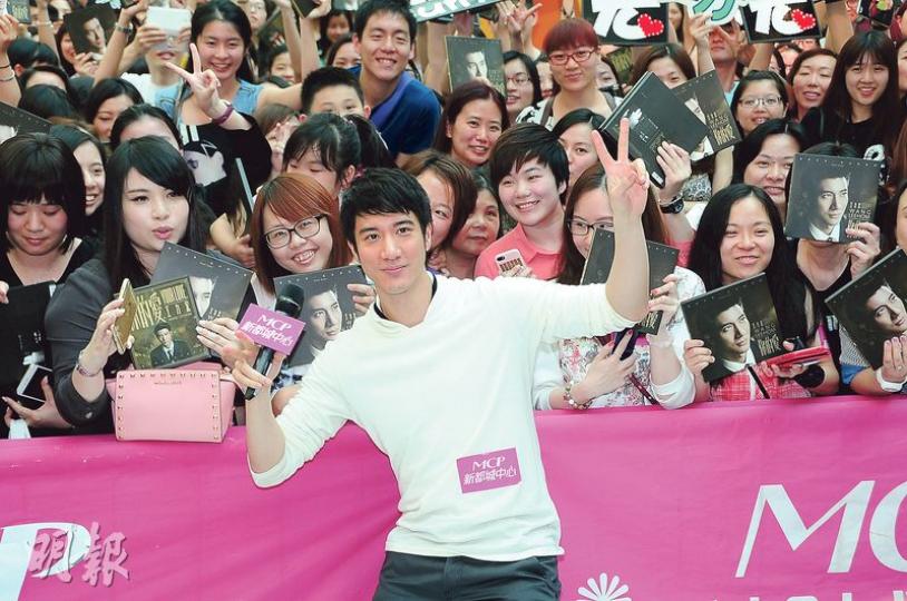 王力宏相隔9年再在港舉行簽名會，吸引大批歌迷捧場。（攝影：鍾偉茵）王力宏被女歌迷「飛擒大咬」攬實，更差點惜到他。（攝影：鍾偉茵）