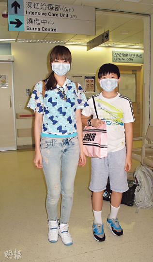 吳若希攜同弟弟探望母親，她表示母親情况有重大進展，能夠有意識地張開眼和認得人，又可做簡單動作。（攝影/記者：林蘊兒）