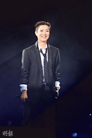 鄭秀文承認「許太」身分後首度露面，她一出場即掀起全晚高潮。（攝影：孫華中）Big Four四子笑指十幾年來，沒見過吳國敬（中）如此認真。（攝影：孫華中）吳國敬指《我們的主題曲》讓他首奪金曲獎，故半跪答謝鄭秀文。（攝影：孫華中）吳國敬與太極鬥Rock。（攝影：孫華中）吳國敬唱出為女友而寫的冧歌，女友當然感動。（攝影：孫華中）