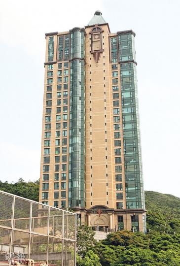 少女Blanca昨凌晨在淺水灣3號Carrianna Repulse Bay住所單位飛墮平台身亡，警方調查後揭發她出生以來在港過着「無證日子」。（伍浦鋒攝）墮樓少女父母被捕帶署，當中父親Nick Cousins是怡和保險顧問高層，其上司、執行主席Anthony Langridge（中間深色上衣男子）昨到香港仔警署了解事件。（鍾炳然攝）